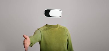 Modern sanal gerçeklik kulaklığı takan, yüzü ve kafası olmayan bir kullanıcı, sanki davet edici bir etkileşim içindeymiş gibi uzanıyor. Minimalist arka plan gelişmiş cihazların özelliklerini vurgular.