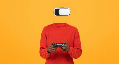 Bir kullanıcı sanal gerçeklik gözlüklerini takar, tamamen daldırıcı bir deneyime dalmıştır. Bir oyun kontrolörü tutarak, dijital bir dünyada geziniyorlar, gelişmiş teknoloji ve modern oyun kültürü sergiliyorlar..