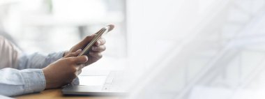 Kadın eli cep telefonu tutuyor ve dizüstü bilgisayar kullanıyor. Kafede çalışan serbest çalışan, kesilmiş, kopyalayan bir yer. Tanımlanamayan bir bayan akıllı telefon kullanıyor, işi bırakıyor, arkadaşlarıyla sohbet ediyor.