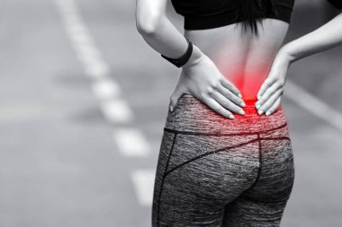 Belden aşağısı ache. Kadın sporcunun sırtına sürtünmesi acı verici bir şekilde acıtıyor, iltihaplı bölgeye dokunuyor, kırmızı noktalı siyah beyaz görüntü, panorama