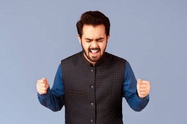 Öfkeli Hintli adam öfkeyle yumruk sallıyor ve eflatun arka planda çığlık atıyor, panorama