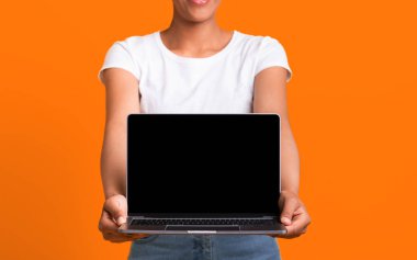 Sarı Arkaplan Üzerinde Tanımlanamayan Siyah Kadın 'ın Ellerinde Siyah Ekranlı Modern Laptop,