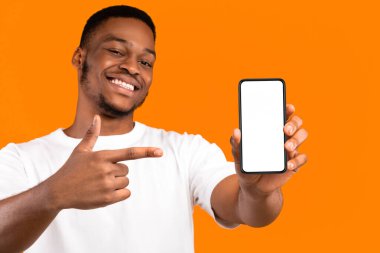 Afrikalı Amerikalı Adam Cep Telefonu Ekran Ekranı Sarı Stüdyo Arkaplanı Üzerine Gülümseyen Kamera Uygulaması Tavsiye Ediyor. Model