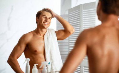 İyi sabahlar. Çekici üstsüz metroseksüel saçlarına dokunuyor, gülüyor, banyoda aynaya bakıyor.