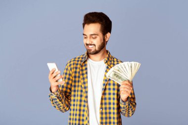 Milenyum Hintli, cep telefonundan para kazanıyor, eflatun geçmişi var.