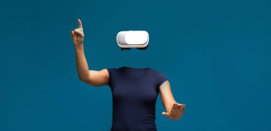 Bir kullanıcı sanal gerçekliği bir kulaklıkla deneyimliyor, etkileşimli bir aktiviteye katılıyor. Teknolojiye odaklanarak, yenilik ve deneyimin kusursuz bir karışımını vurguluyoruz..