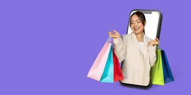 Mutlu bir müşteri büyük ekranlı akıllı telefon kullanarak online alışveriş yapar. Canlı alışveriş torbaları ellerimizde, dijital ticaret ortamında heyecan gösteriyorlar..