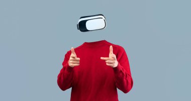 Bir insan sanal gerçeklik kulaklığı kullanarak dijital ortamla etkileşimi gösterir. Bireysel olarak tarafsız bir arkaplanda izole edilmiş durumda..