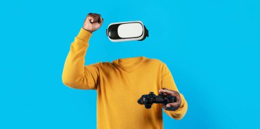 Kullanıcı sanal gerçeklik oyunuyla meşgul oluyor, bir kulaklık takıyor ve heyecan gösterirken kontrol cihazını tutuyor. Canlı mavi arkaplan sahnenin teknolojik temasını vurguluyor.