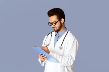 Dosyası olan Hintli doktor leylak arkaplan ve panorama üzerine ilaç yazmış.