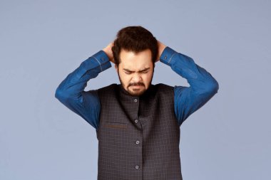 Olumsuz duygular konsepti. Umutsuz Hintli adam leylak arka planda saçlarını yoluyor. Panorama