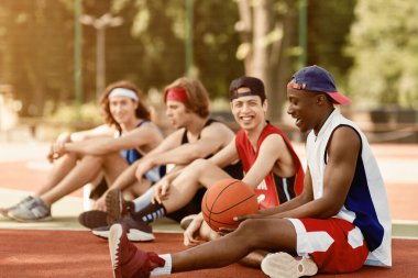 Basketbol maçından sonra ara veren çeşitli profesyonel sporcular, boş alan.