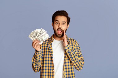 Çok parası olan zengin Hintli adam menekşe arka planda OMG diye bağırıyor.