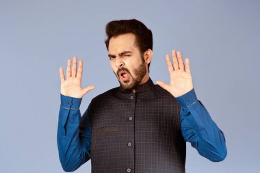 Reddedildi. Duygusal Hintli adam menekşe arkaplanda DUR hareketi gösteriyor