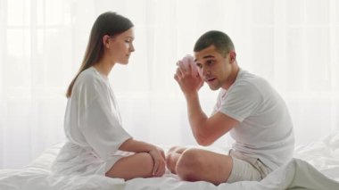 Bir erkek ve bir kadın, yumuşak ışıklı bir yatak odasında yataklarında oturup, birbirlerine eşlik ederek eğleniyorlar. Çift, yakınlaştıkça sevgisini ve sevgisini ifade ediyor. Sıcak bir atmosfer yaratıyorlar..