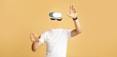 Sanal gerçeklik kulaklığı takan bir kişi bu teknolojiye bağlanır, görünür bir kafası veya yüzü olmadan ortaya çıkar. İzole edilmiş ortam modern VR 'ın büyüleyici deneyimini vurgular..