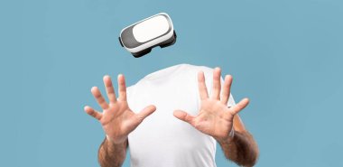 Sanal gerçeklik kulaklığı olan bir insan, büyüleyici bir teknolojiyle karşılaşır. Uzanıyor gibi görünüyorlar, tamamen dijital bir ortama bağlılar, modern cihazlar ve eğilimler sergiliyorlar..