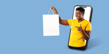 Alıcı, online alışveriş yapmak için büyük bir akıllı telefon kullanır ve bir alışveriş çantasını seve seve gösterir. Ayar, etkinliği vurgulayan temiz ve izole bir arkaplan içeriyor.