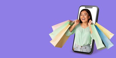 Alıcı, online bir mağaza sergileyen bir akıllı telefonla konuşurken sevinçle güler. Eğlenceli bir alışveriş deneyimini temsil eden renkli alışveriş torbaları cihazdan sarkıyor..