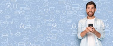 Alıcı, akıllı telefonuyla online bir mağazaya göz atarken gülümser. Alışveriş, iletişim ve teslimat ile ilgili çeşitli semboller, dijital ticareti işaret eden arka planı oluşturur.