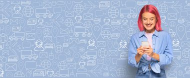 Alıcı internetten alışveriş yapmak için akıllı telefon kullanırken gülümser. Parlak ifadeler ve teknoloji, resimli bir arka plana sahip bir web mağazası ortamında modern alışveriş deneyimini vurgular.