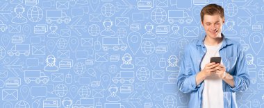 Alıcı internet üzerinden alışveriş yapmak için akıllı telefon kullanır. Etrafı dağıtım ve ticaret simgeleri kolajıyla çevrilidir. Atmosfer elverişli ve modern alışveriş alışkanlıklarını gösteriyor..