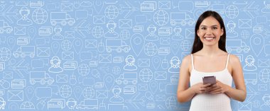 Neşeli bir birey internetten alışveriş yaparken akıllı telefon tutar. Arkaplanda e-ticaret deneyimini gösteren bir dağıtım simgeleri ve sohbet baloncukları kolajı yer alıyor..