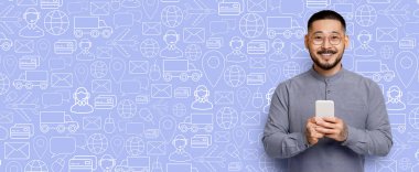 Neşeli bir insan elinde akıllı bir telefonla bir çevrimiçi mağazayla meşgul olur. Arkaplanda alışveriş ve teslimatla ilgili ikonlar yer alıyor ve cazip bir dijital atmosfer yaratılıyor.