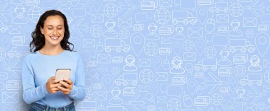 Bir müşteri, ticaret ve dağıtım hizmetlerini temsil eden alışveriş simgeleri ve sembolleriyle dolu interaktif dijital bir ortamda çevrimiçi alışveriş yapmak için akıllı telefon kullanırken gülümsüyor.