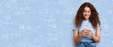 Bir kişi akıllı telefonla çevrimiçi bir mağazaya göz atmak, çeşitli dağıtım seçenekleri ve hizmetlerini keşfetmek için bağlanır. Arkaplanda çevrimiçi alışveriş ve iletişimin ilgili simgeleri yer alıyor.