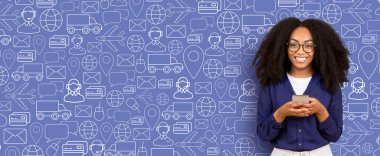 Tatmin olmuş bir alıcı çevrimiçi bir mağazaya bakarken bir akıllı telefon tutar. Arkaplanda e-ticaret, dağıtım ve haberleşme ile ilgili grafikler yer alıyor.