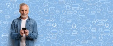 Son sınıf öğrencisi elinde akıllı telefonu tutarken gülümsüyor. Çevrimiçi alışveriş ile meşgul, arka planda çeşitli dağıtım servis simgeleri ile çevrili..