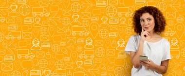 Kıvırcık saçlı bir müşteri akıllı bir telefon tutar ve bir sonraki çevrimiçi alımını parlak renklerde teslimat ve alışveriş simgeleriyle dolu canlı bir arkaplanda düşünür..