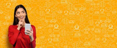 Alıcı online alışveriş için akıllı telefon kullanır. İlgi çekici ve düşünceli görünür. Arka planda, teslimat ve ticaret simgelerinden oluşan canlı bir kolaj yer alıyor ve dinamik bir dokunuş ekleniyor..