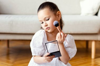 Evde makyaj malzemeleriyle oynayan tatlı bir Japon kızı var. Childs Güzellik Konsepti