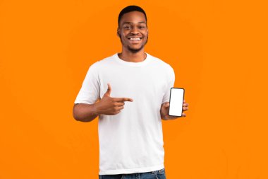 Bu Uygulamayı Seç. Pozitif Siyah Adam Telefon Boş Ekran Tavsiye Mobil Uygulamayı Sarı Arkaplanda Gösteriyor. Mockup, Stüdyo Çekimi