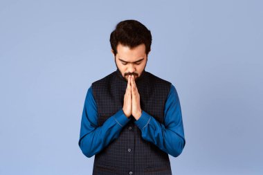 Huzurlu Hintli adam leylak arka planda Tanrı 'ya dua ediyor.