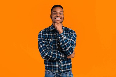 Pozitif Afrikalı Milenyum Adamı Chin 'e dokunuyor Sarı Arkaplanda Gülümsüyor. Stüdyo Çekimi