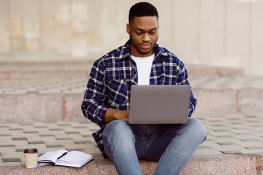 İşe alım kavramı. Çevrimiçi Afro Adam İş Fırsatları İnternet 'te, İş Arama Uygulaması Kullanılıyor ya da Dizüstü Bilgisayarda Web Sitesi