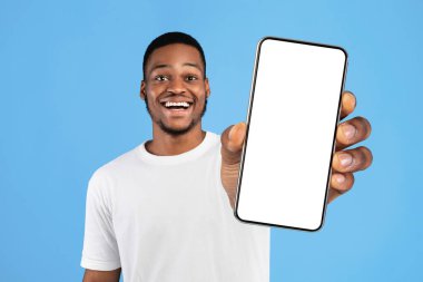 Üç Numara. Afro-Amerikalı Adam Mavi Arkaplanda Üç Parmak Sayıyor. Stüdyo Arkaplanı