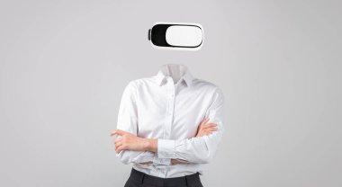 Bir insan gelişmiş sanal gerçeklik teknolojisiyle meşgul, yüzünü tamamen kapatan bir kulaklık takıyor. Modern ortamda izolasyon ve dijital bir deneyime dalma vurgulanıyor..