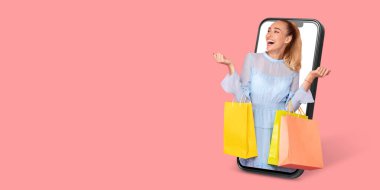 Müşterinin biri internetten büyük ekranlı akıllı telefon kullanarak alışveriş yapıyor. Elinde renkli alışveriş torbaları, dijital ticaretin ve online alışverişin eğlencesini gösteriyor..