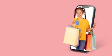Mutlu bir müşteri elinde renkli alışveriş torbalarıyla akıllı bir telefonla online alışveriş yapıyor. Bu kolaj dijital ticaretin kolaylığını vurguluyor, modern alıcılar için mükemmel..