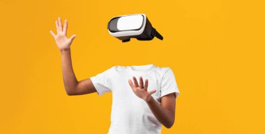 Bir insan, görsel gerçeklikle bir kulaklık, görünür ama başsız, canlı sarı bir arka plan kullanarak bağlantı kurar, modern teknolojinin ve modern cihazların gücünü gösterir..