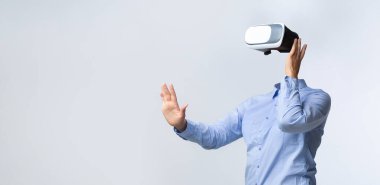 Bir kullanıcı sanal gerçekliği gelişmiş gözlük takarak tecrübe eder. Tarafsız bir arkaplan karşısında izole edilmiş olan kişi, dijital ortamlara görünür bir kafası olmadan aktif olarak bağlanıyor..