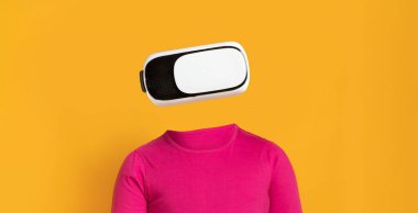 Modern sanal gerçeklik gözlüğü takan bir kişi teknolojiyle meşgul olur. Parlak sarı arka plan, kulaklığa odaklanmayı arttırır, dalgın deneyimlerin özünü yakalar..