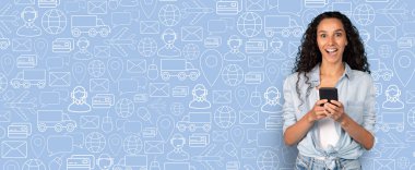 Neşeli bir insan online alışveriş için akıllı telefon uygulaması ile iletişim kurar. Arka planda, modern kolaylık ve teknolojinin vurgulandığı bir dağıtım ve ticaret sembolleri kolajı yer alıyor..