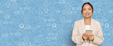 Gülümseyen bir müşteri çevrimiçi alışveriş yaparken bir akıllı telefon tutar. Arka planda, modern alışveriş deneyimini gösteren çeşitli dijital ticaret simgeleri ve grafikleri yer alıyor..