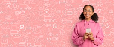 Bir müşteri elinde akıllı bir telefon tutarken gülümsüyor, online alışveriş hizmetleriyle meşgul oluyor. Arka planda, ticaretle ilgili simgelerden oluşan canlı bir kolaj yer alıyor..