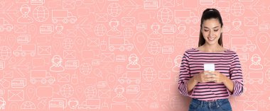 Genç bir kadın internet üzerinden akıllı telefonuyla alışveriş yapıyor, başvuru formunu karıştırırken gülümsüyor. Arkaplanda teslimat ve ticaret sembolleri kolajı yer alıyor..